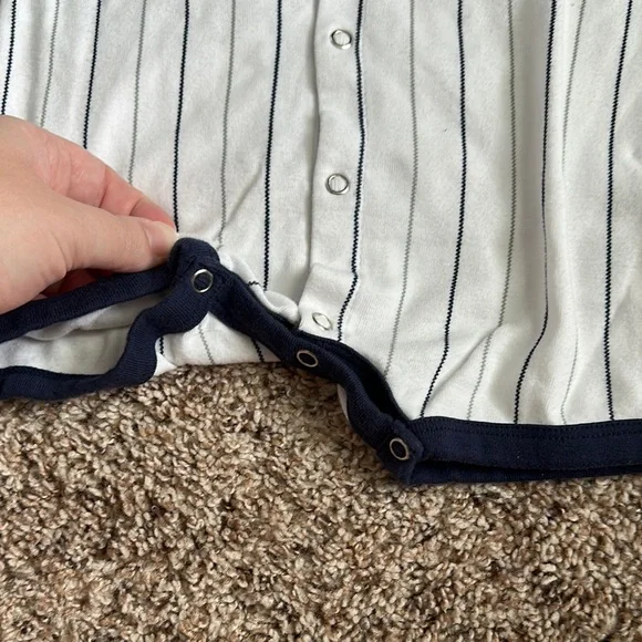 TODDLER NEW YORK YANKEES SNAP ROMPER - Picture 5 of 8